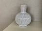 Preview: Vase Keramik weiß bauchig lasiert Längsstreifen 16x21x16 cm