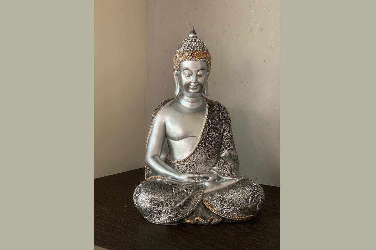 Buddha sitzend silber glänzend Blumenmotiv klein 13x21x11 cm