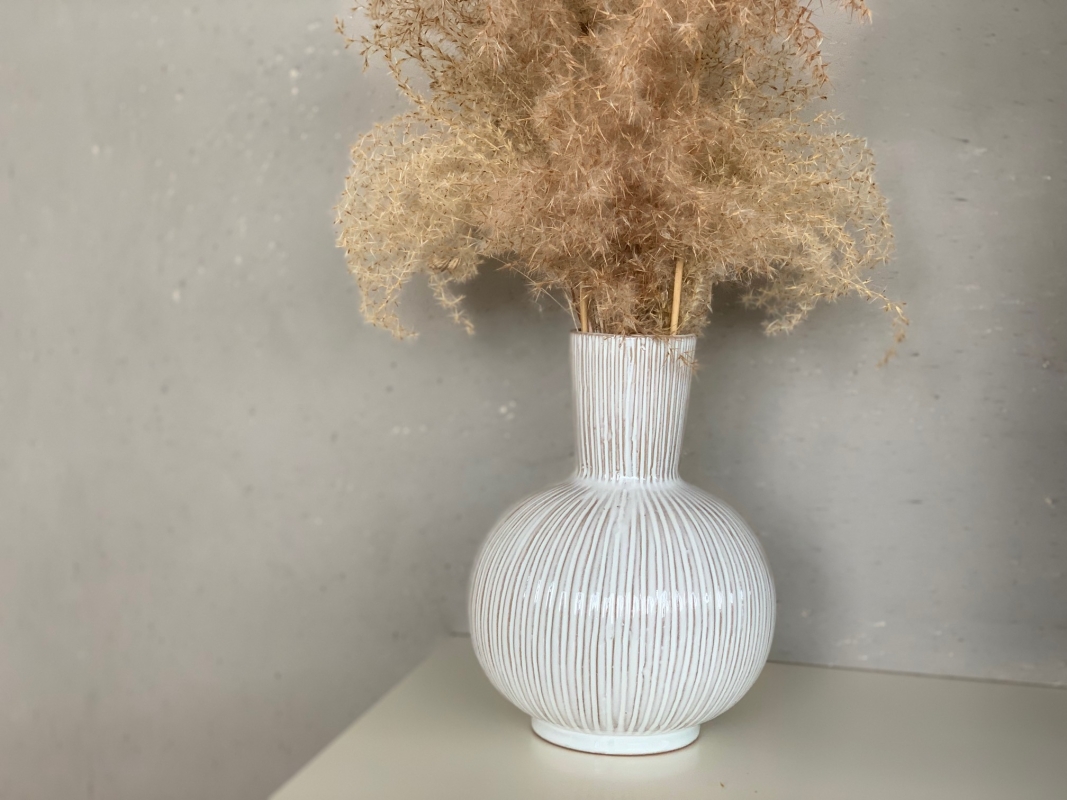 Vase Keramik weiß bauchig lasiert Längsstreifen 16x21x16 cm
