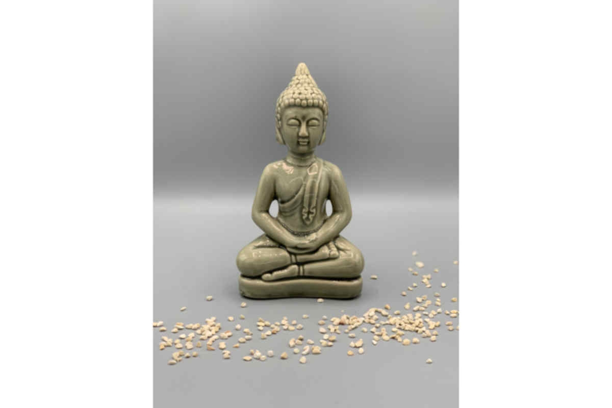 Buddhafigur sitzend hellgrau Keramik