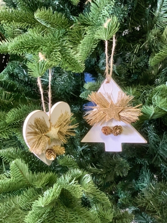 Weihnachtshänger Herz goldener Stern Kordel Holz weiß 12 x 12 x 2 cm