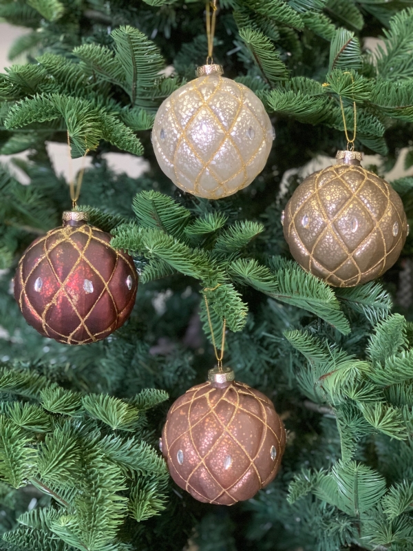 Weihnachtsbaumkugel aus Glas edel verarbeitet mit Glitzermomenten Die Grundfarbe der Kugel ist weiß und mit Glitzersteinen versehen Die eleganten Verzierungen sind in gold gehalten Im Kerzenlicht geben sie einen schönen Schimmer ab  Durchmesser: 10 cm  Li