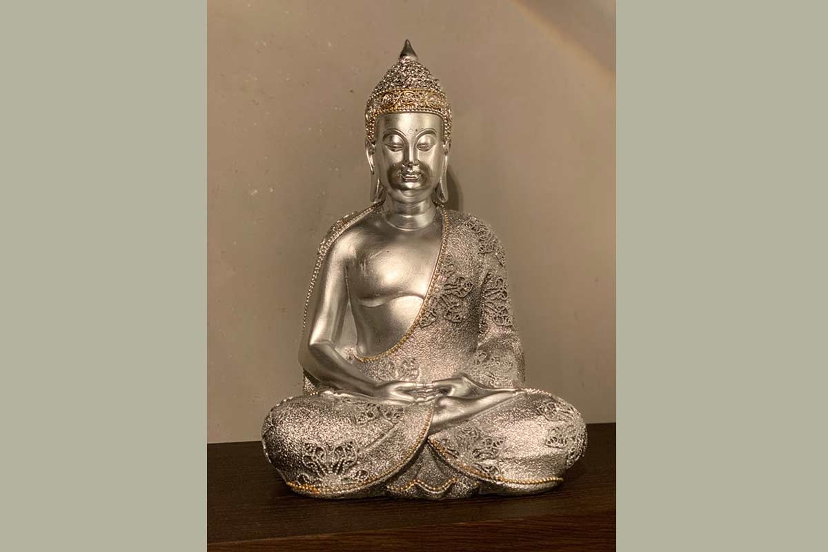 Buddha sitzend silber glänzend Blumenmotiv 23x35x18 cm