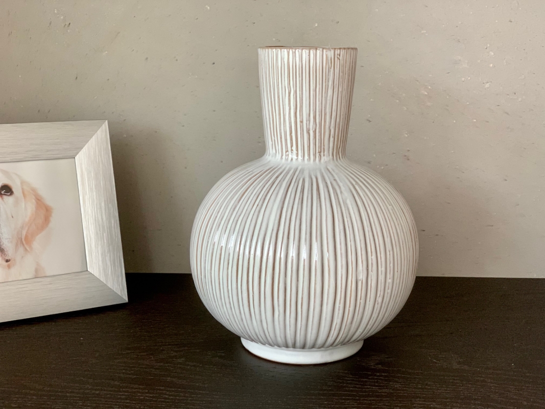 Vase Keramik weiß bauchig lasiert Längsstreifen 16x21x16 cm