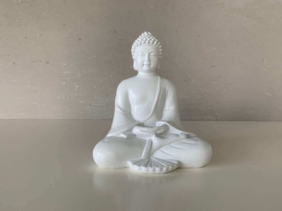 Buddha Figur sitzend klein weiß 10x12x7 cm