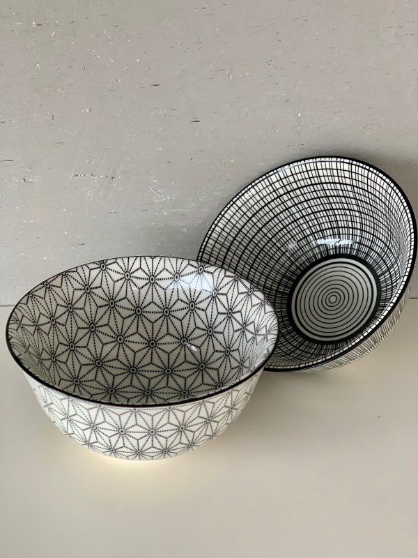 Bowl Schale aus Porzellan blumen gemustert schwarz-weiß